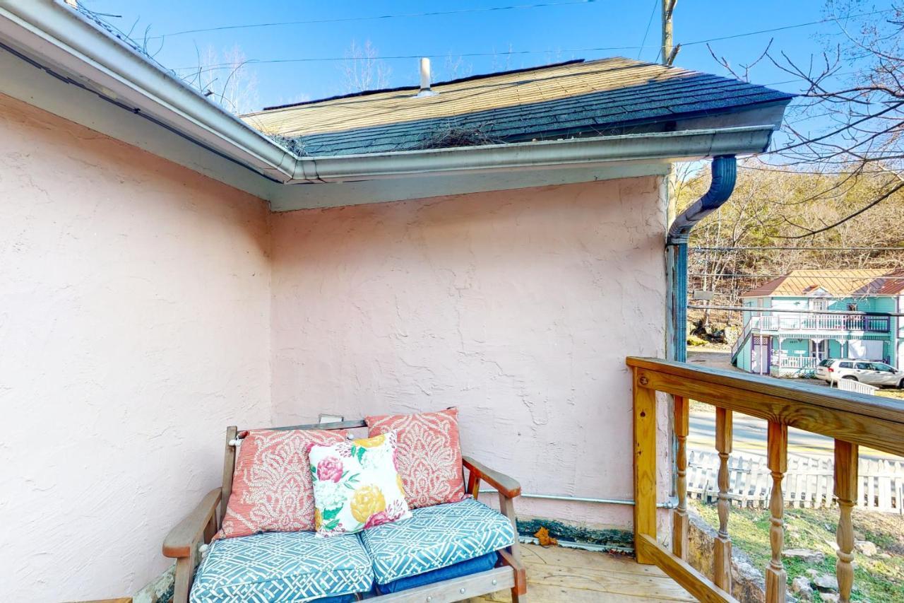 شقة The Pink House On Main - Upper يوريكا سبرينغز المظهر الخارجي الصورة